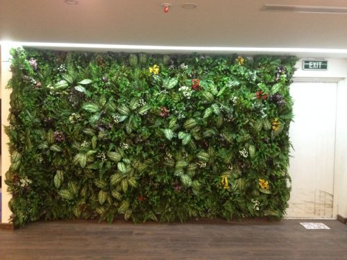Tường cây lá giả, hoa giả trang trí tường tạo không gian sống xanh